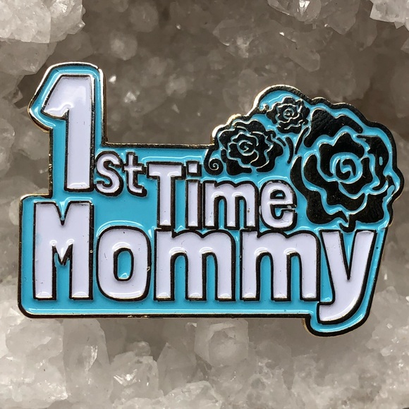 Soft enamel pin celebrating new motherhood - Picture 4 of 6